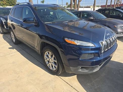 Used 2018 Jeep Cherokee Latitude AWD/4WD image 2