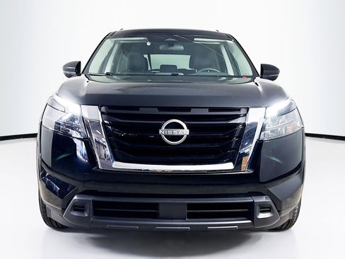 Used 2025 Nissan Pathfinder SV FWD image 3