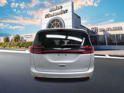 Certified 2024 Chrysler Pacifica Limited image 8