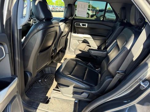 Used 2020 Ford Explorer XLT w/ Equipment Group 202A AWD/4WD image 15