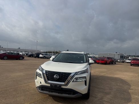 Used 2023 Nissan Rogue SV w/ SV Premium B Package FWD image 5