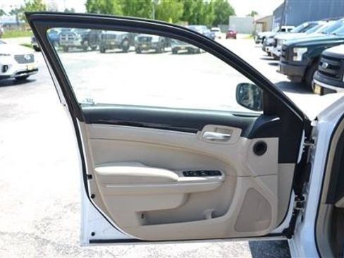 Used 2013 Chrysler 300 AWD w/ Driver Convenience Group image 10