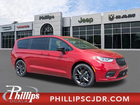 New 2026 Chrysler Pacifica Limited w/ S Appearance Package FWD image 1