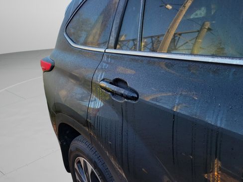 Used 2024 Toyota Highlander XLE image 12