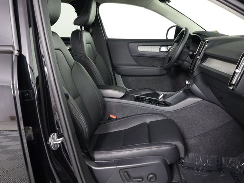 Certified 2025 Volvo XC40 B5 Plus AWD/4WD image 29