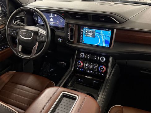 Used 2023 GMC Yukon XL Denali Ultimate AWD/4WD image 4