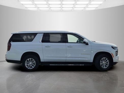 Used 2025 Chevrolet Suburban LT AWD/4WD image 3