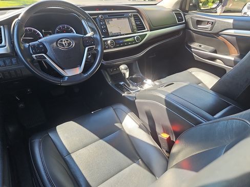 Used 2019 Toyota Highlander XLE AWD/4WD image 3