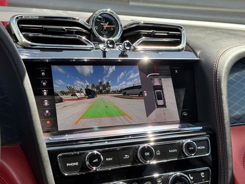 Used 2022 Bentley Bentayga image 35