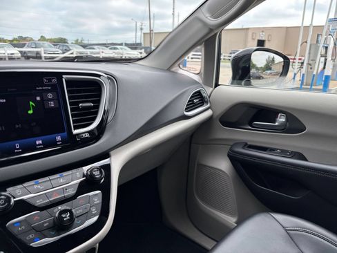 Used 2024 Chrysler Pacifica Touring-L FWD image 39