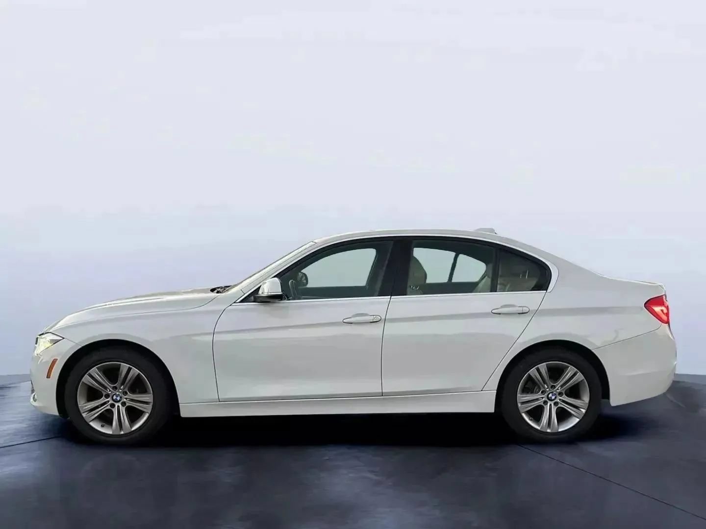 Used 2017 BMW 330i xDrive Sedan AWD/4WD image 2