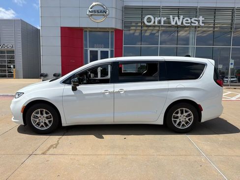 Used 2024 Chrysler Pacifica Touring FWD image 2