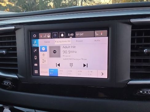 Used 2023 Chrysler Voyager LX image 4