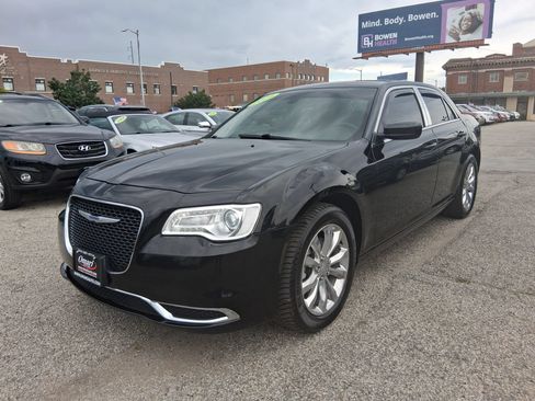 Used 2019 Chrysler 300 Touring AWD/4WD image 3