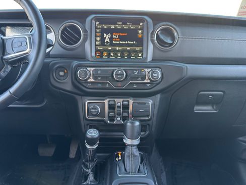 Used 2022 Jeep Wrangler Unlimited Sahara AWD/4WD image 11