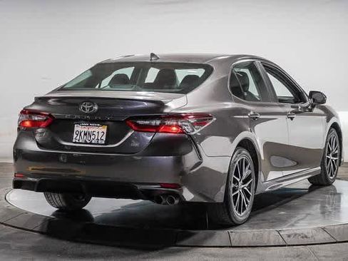 Used 2021 Toyota Camry SE image 4