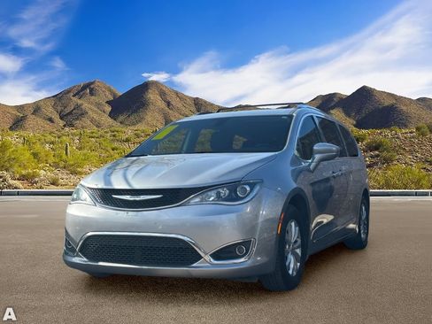 Used 2019 Chrysler Pacifica Touring-L FWD image 2