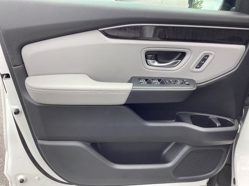 Used 2025 Honda Pilot Elite image 17