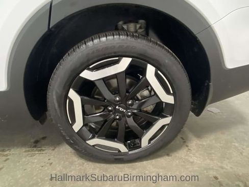 Used 2024 Kia Telluride EX w/ EX Captain's Chair Package image 8