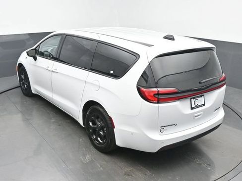 Used 2024 Chrysler Pacifica Limited FWD image 41