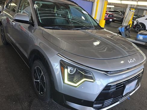 Used 2023 Kia Niro FWD image 6