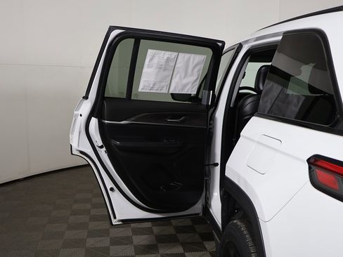 Used 2023 Jeep Grand Cherokee Limited w/ Black Appearance Package image 21