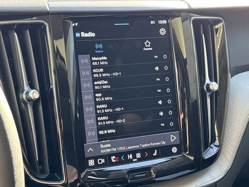 Used 2025 Volvo XC60 B5 Plus image 23