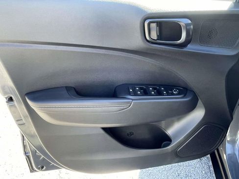 Used 2025 Hyundai Venue Limited image 16