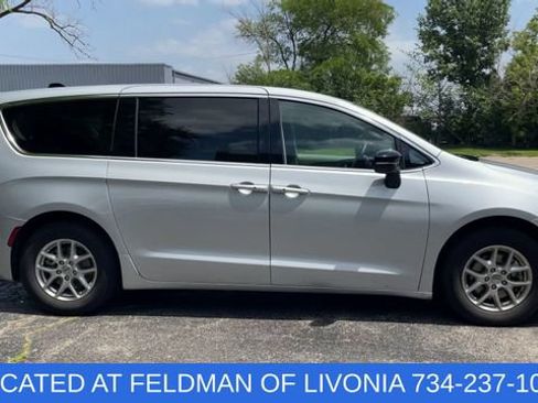 Used 2024 Chrysler Pacifica Touring-L FWD image 9