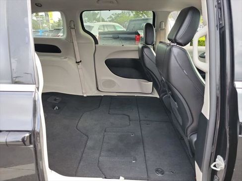 Certified 2024 Chrysler Pacifica Touring-L image 22