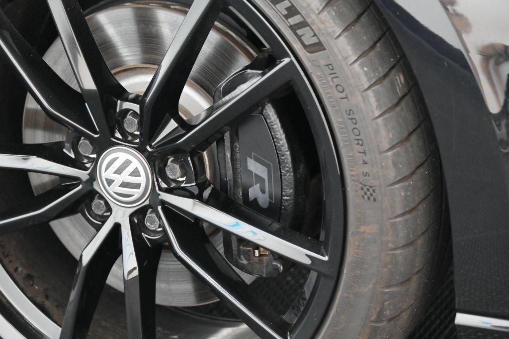 Used 2019 Volkswagen Golf R 4-Door AWD/4WD image 11