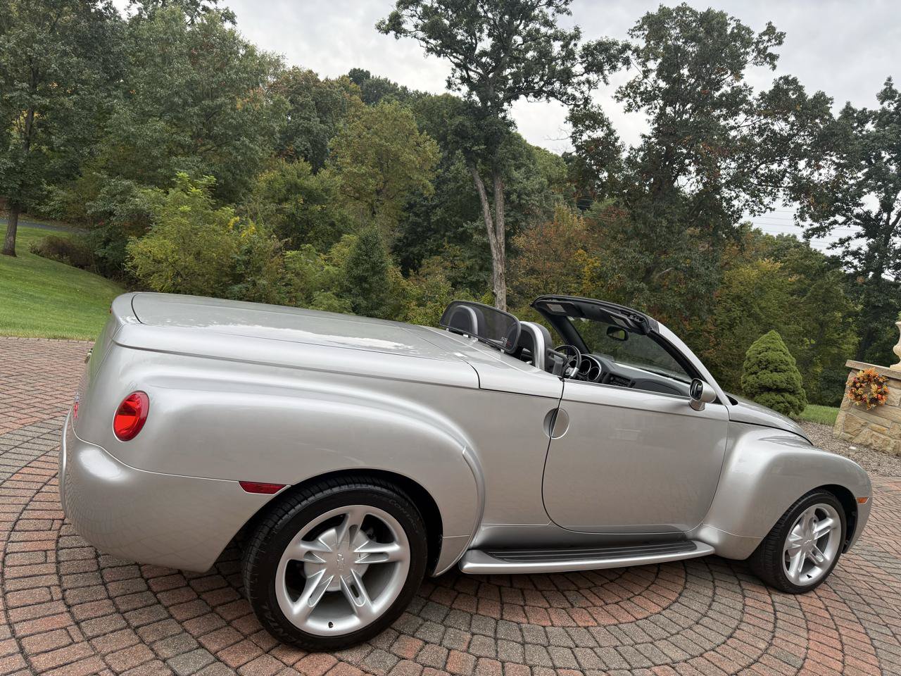Used 2004 Chevrolet SSR w/ Preferred Equipment Group RWD image 5
