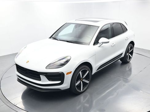 Certified 2025 Porsche Macan AWD/4WD image 33