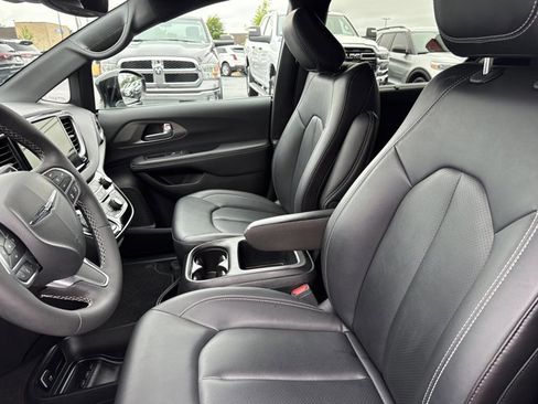 Used 2025 Chrysler Pacifica Select FWD image 5