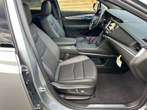 New 2025 Cadillac XT5 Luxury image 9
