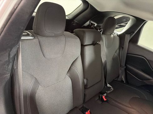 Used 2020 Jeep Cherokee Latitude w/ Cold Weather Group FWD image 23