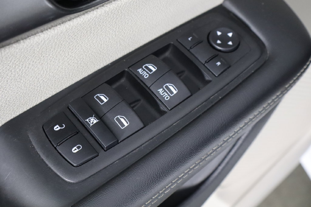 Used 2024 Chrysler Pacifica Limited FWD image 22