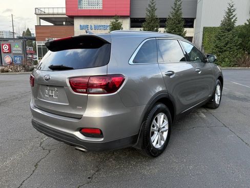 Used 2019 Kia Sorento LX w/ LX Convenience Package image 4