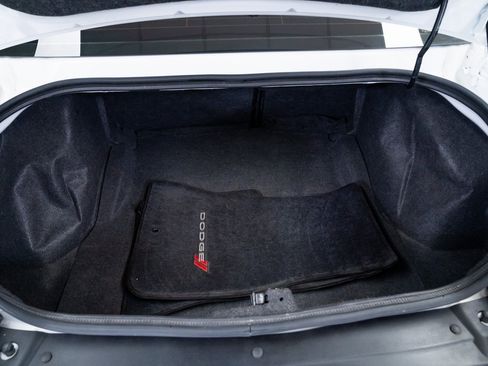 Used 2015 Dodge Challenger SXT image 8