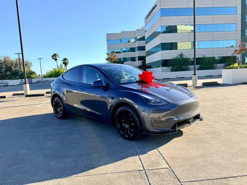 Used 2023 Tesla Model Y AWD image 11
