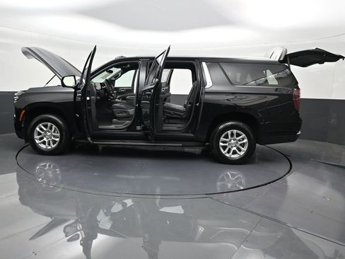 Used 2025 Chevrolet Suburban LT image 38