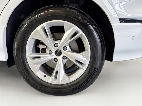 Used 2025 Audi Q6 e-tron Premium w/ Convenience Package image 28