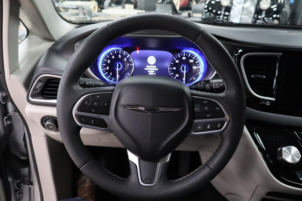 Used 2024 Chrysler Pacifica Touring-L FWD image 14