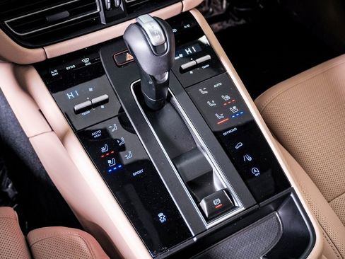 Certified 2025 Porsche Macan image 24