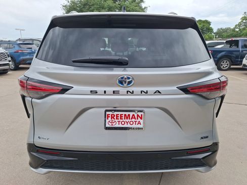 Used 2025 Toyota Sienna XSE FWD image 5