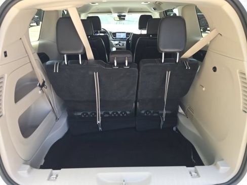 Used 2023 Chrysler Pacifica Touring-L FWD image 9