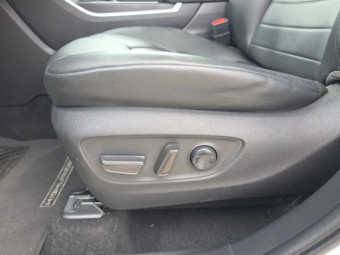 Used 2020 Toyota Highlander XLE AWD/4WD image 17