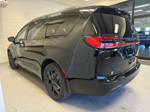 New 2026 Chrysler Pacifica Limited AWD/4WD image 15