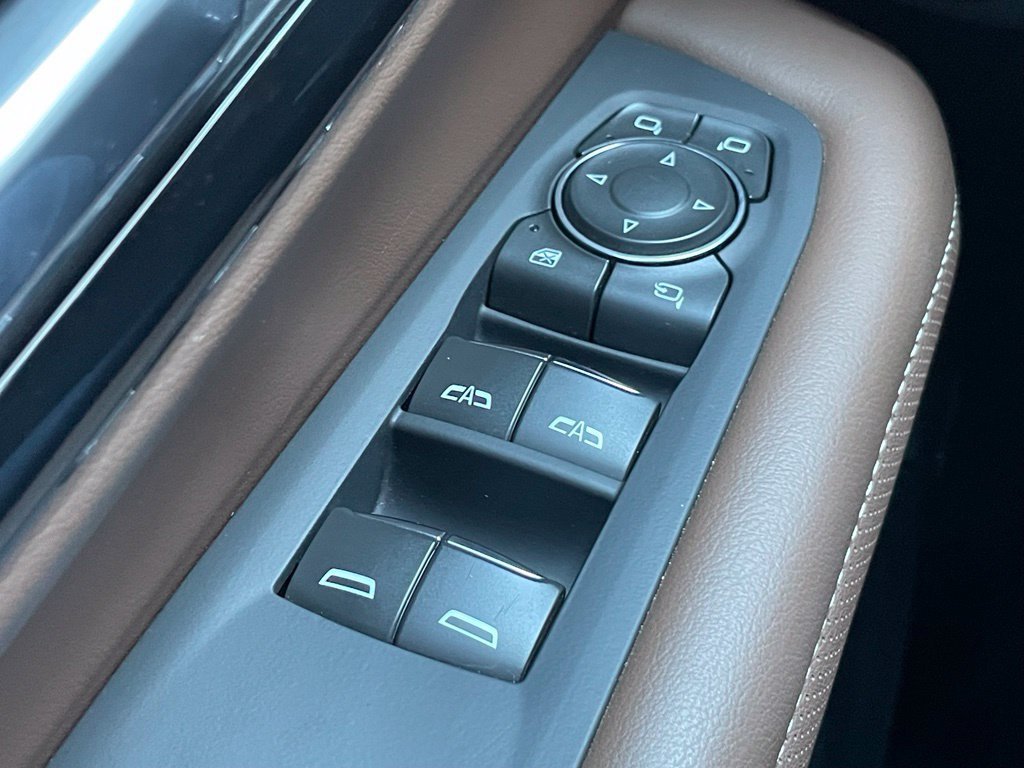 Used 2025 Chevrolet Tahoe High Country AWD/4WD image 12