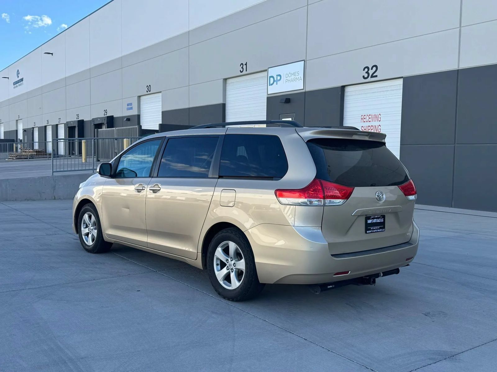 Used 2012 Toyota Sienna LE w/ Towing Pkg FWD image 3